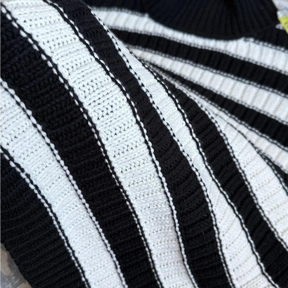 Cool and classy Vince Camuto black and White knit chunky, cropped sweater XL